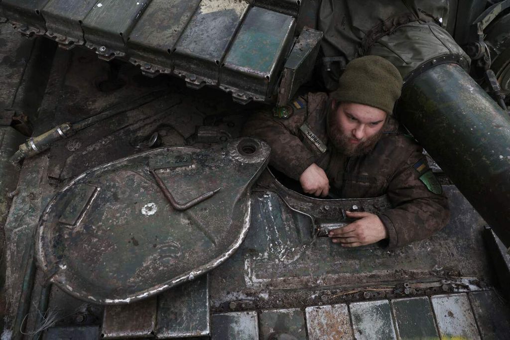 Kru tank Ukraina, Yevgen Omelnyk (25), bertugas di dekat garis depan di Kharkiv, 2 Maret 2023, di tengah invasi Rusia. Perang Rusia-Ukraina menjadi salah satu faktor penyebab ketidakpastian global. 