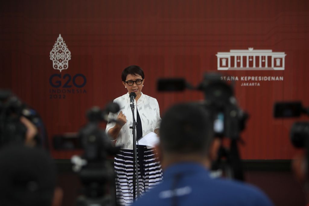 Menteri Luar Negeri Retno Marsudi menyampaikan keterangan kepada wartawan terkait pertemuannya dengan Presiden Joko Widodo di Istana Presiden, Jakarta, Senin (31/10/2022).