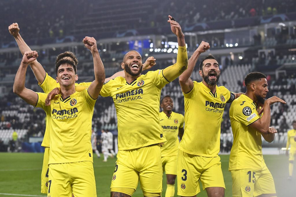 Para pemain Villarreal merayakan kemenangannga atas Juventus dalam babak 16 besar putaran kedua Liga Champions di Stadion Allianz, Turin, Italia, Kamis (17/3/2022) dini hari WIB. Villareal mengikuti jejak Real Madrid yang lolos ke babak perempat finalLiga Champions.
