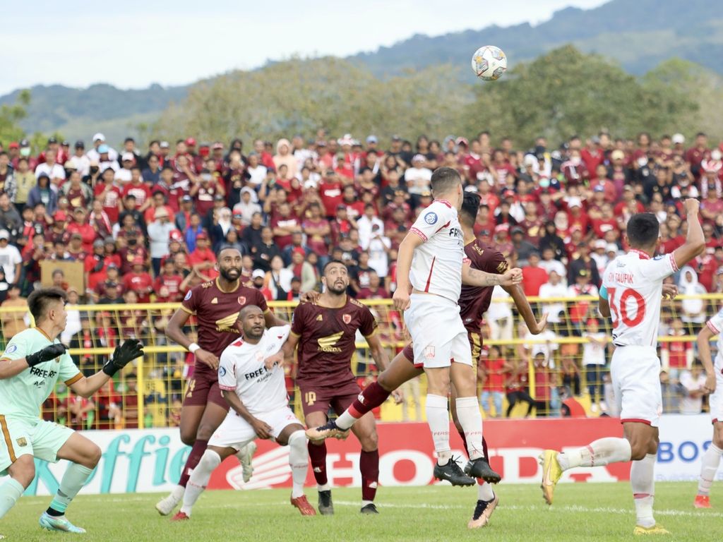 Duel udara antara pemain PSM Makassar, Ramadhan Sananta (kedua dari kanan), dan pemain Persis Solo dalam sepak pojok pada pertandingan Liga 1 BRI Indonesia di Stadion Gelora BJ Habibie, Parepare, Sulawesi Selatan, Minggu (5/3/2023).  PSM mempertahankan tren delapan kemenangan beruntun dengan menang atas Persis 3-2. 