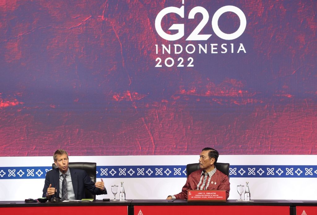 Menteri Koordinator Kemaritiman dan Investasi Luhut Binsar Pandjaitan (kanan) bersama staf khusus bidang iklim Kemeterian Keuangan Amerika Serikat (AS) John Morton melakukan konferensi pers di sela-sela Konferensi Tingkat Tinggi G20 (KTT G20) di Nusa Dua, Bali, Selasa (15/11/2022). Pemerintah mengumumkan hasil kerja sama pemerintah Indonesia dengan AS dan Jepang terkait pendanaan transisi energi melalui skema Just Energy Transition Partnership (JETP). Nilai komitmen awal pendanaan yang disepakati adalah 20 miliar dollar AS untuk melakukan pensiun dini pembangkit listrik tenaga uap (PLTU) batubara. 