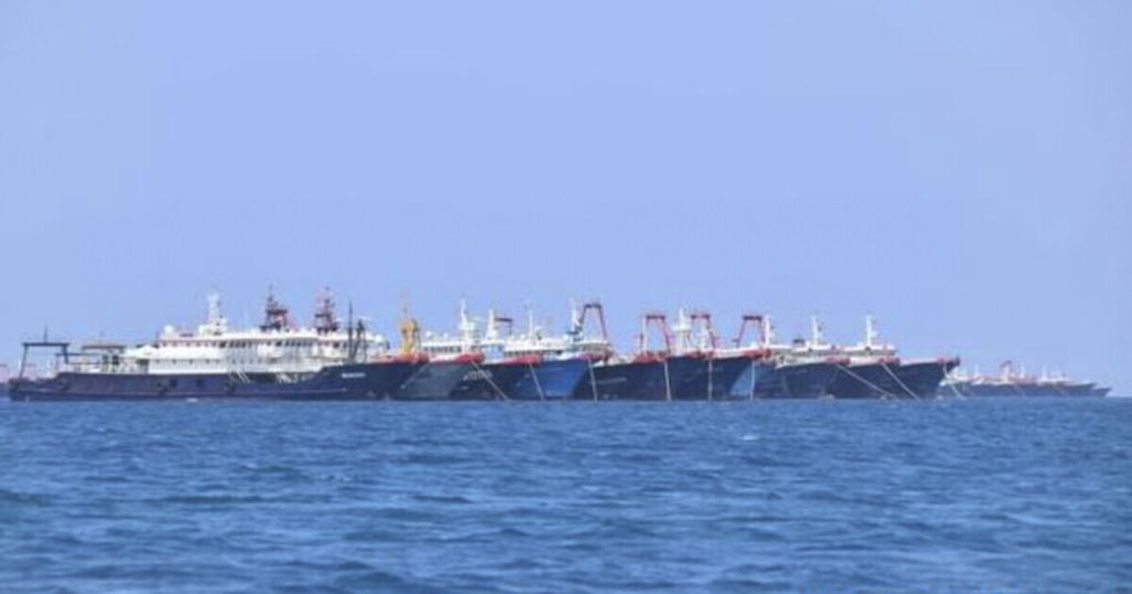 Dalam foto per 7 Maret 2021 yang disediakan oleh Penjaga Pantai Filipina, beberapa unit dari 220 kapal China terlihat ditambatkan di Whitsun Reef, Laut China Selatan. Kapal-kapal itu dilaporkan telah membuang kotoran manusia dan limbah di wilayah Laut China Selatan yang disengketakan. 