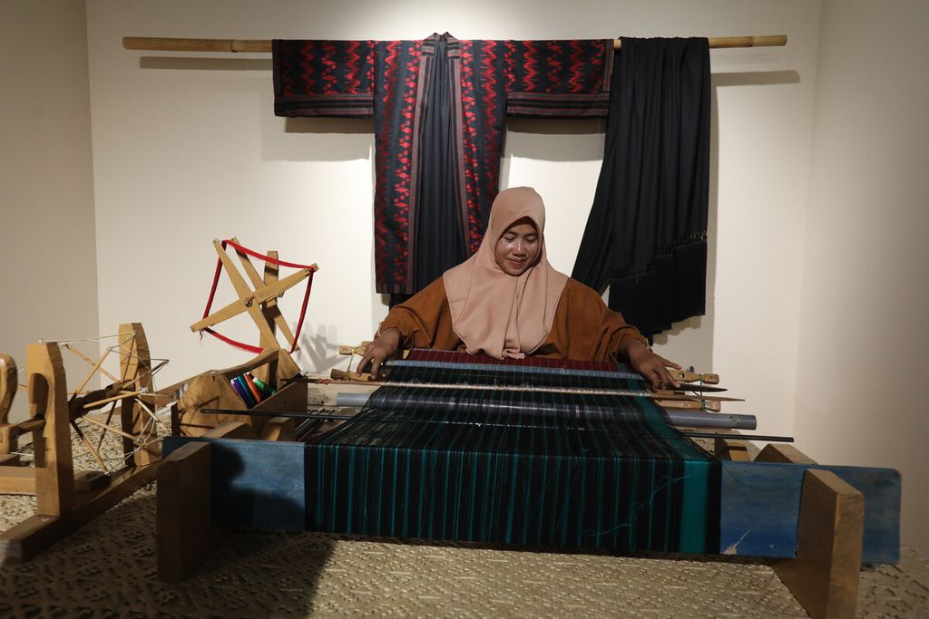 Perajin memperagakan pembuatan kain tenun Sumbawa dalam pameran seni kontemporer Artina #2 di galeri Gedung Sarinah, Thamrin, Jakarta Pusat, Jumat (3/3/2023). Karya-karya seni dalam pameran Artina dapat dinikmati hingga 31 Mei 2023. 