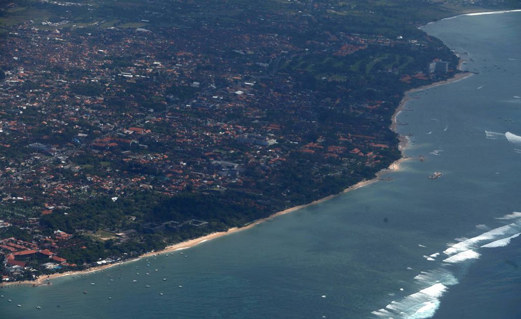 Kawasan Pantai Sanur, Denpasar, Bali, terlihat dari udara, Sabtu (20/8/2016). Meskipun termasuk kawasan wisata, Pantai Sanur relatif lebih tenang dibandingkan wisata pantai lain di Pulau Bali.