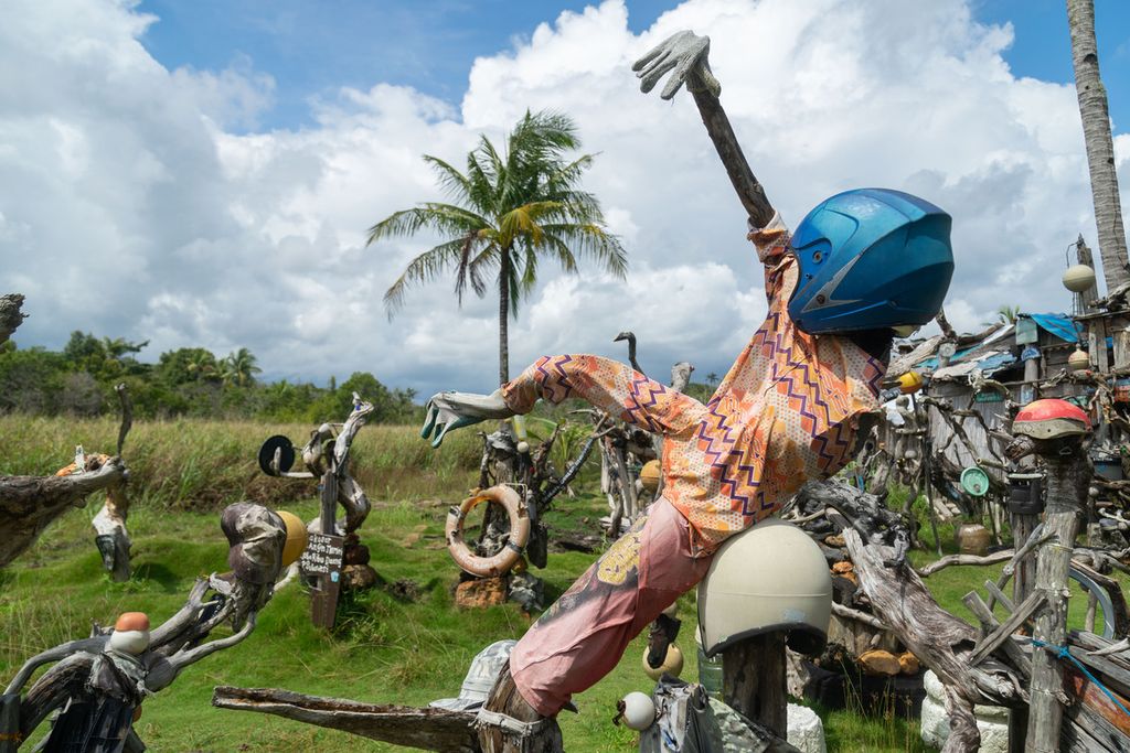 Sampah-sampah dari pantai yang dikumpulkan dan disusun oleh Ahmadun menyerupai instalasi seni raksasa di Desa Pengudang, Kecamatan Teluk Sebong, Bintan, Kepulauan Riau, Rabu (20/10/2021).