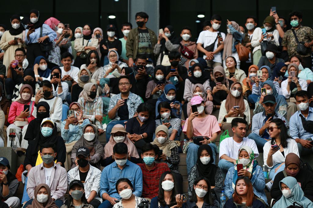  A crowd of visitors enjoying a musical performance at the Sarinah courtyard, Central Jakarta, Saturday (11/6/2022). The government has reported that the Omicron XBB subvariant of Covid-19 has yet to be detected in the country. However, greater vigilance was needed.