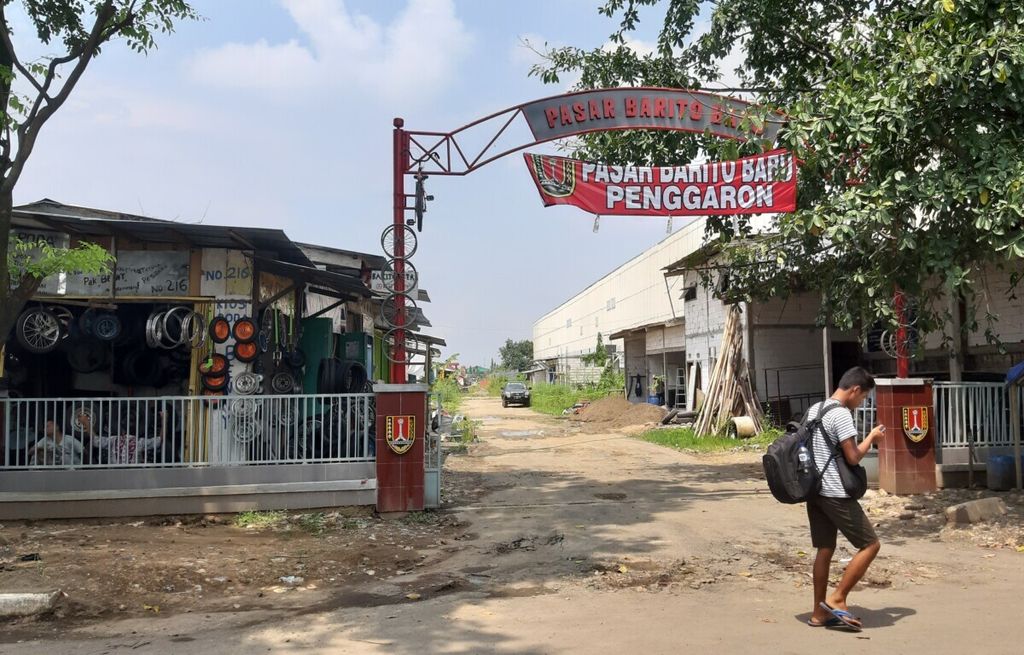 Spanduk pemberitahuan tempat relokasi PKL Barito dibuat menggunakan dana iuran PKL. Pemerintah dinilai minim dalam memberikan bantuan publikasi.