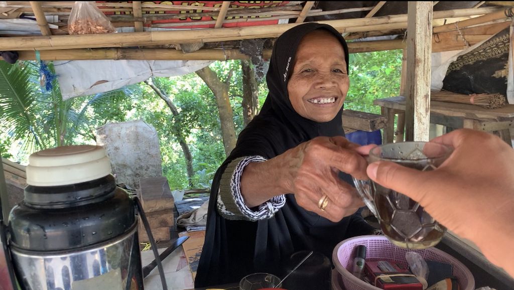 Ibu Zaini (73) menyajikan kopi kepada pengunjung di Cacing Fun Track di kawasan Bukit Cacing di Desa Taman Sari, Kecamatan Gunung Sari, Lombok Barat, NTB, Jumat (19/5/2023) lalu.