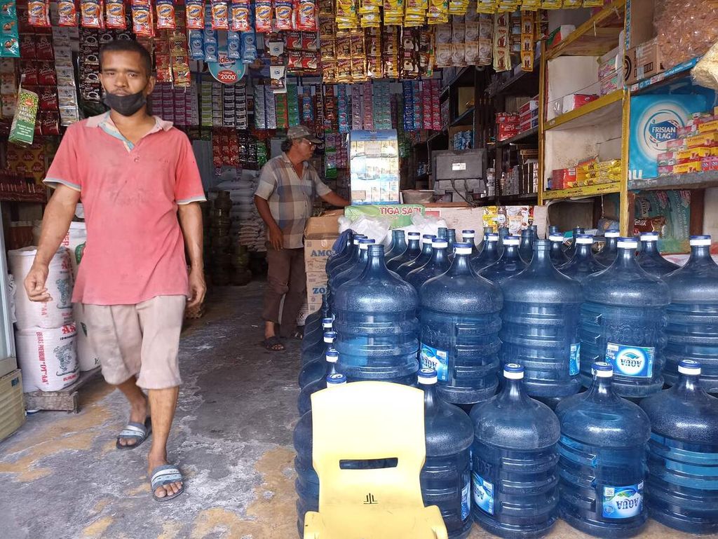 Air minum dalam kemasan galon dijual di sebuah toko di Medan, Sumatera Utara, Rabu (14/9/2022). Badan Pengawas Obat dan Makanan meminta produsen, distributor, hingga konsumen menghindari galon dari sinar matahari langsung dan benturan untuk menekan migrasi BPA dari kemasan ke air minum.