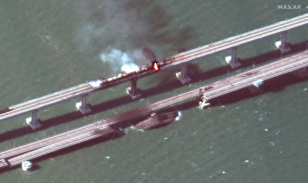 Foto citra satelit yang dirilis Maxar Technologies, Sabtu (8/10/2022), ini memperlihatkan bagian Jembatan Crimea yang rusak dan ambruk akibat ledakan sebuah truk. 