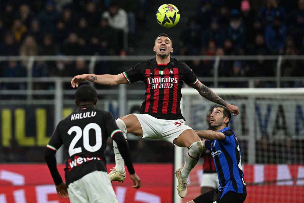 Gelandang AC Milan, Rade Krunic, mencoba menyundul bola dalam pertandingan Liga Italia antara Inter Milan dan AC Milan di Stadion Giuseppe Meazza, Milan, Senin (6/2/2023) dini hari WIB. Inter Milan mengalahkan AC Milan, 1-0. 