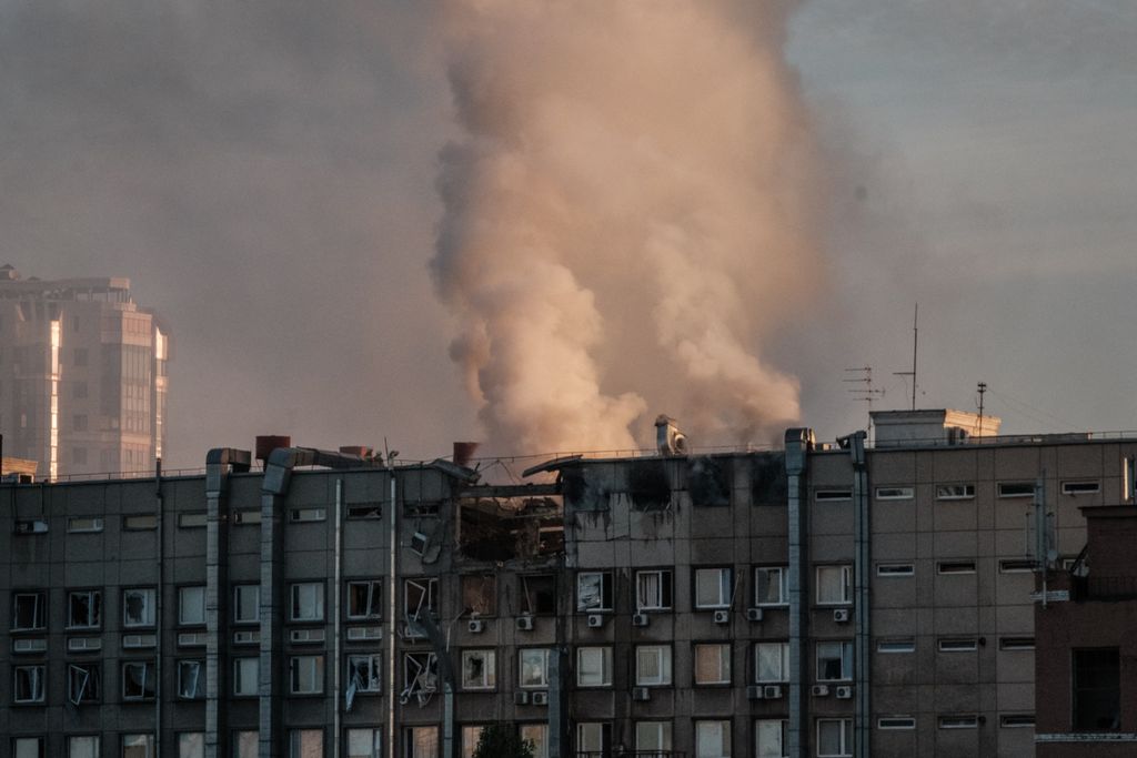 Asap mengepul dari bangunan yang hancur sebagian di Kyiv, Ukraina (17/10/2022). Serangan di pagi hari itu merusak sejumlah bangunan tempat tinggal.