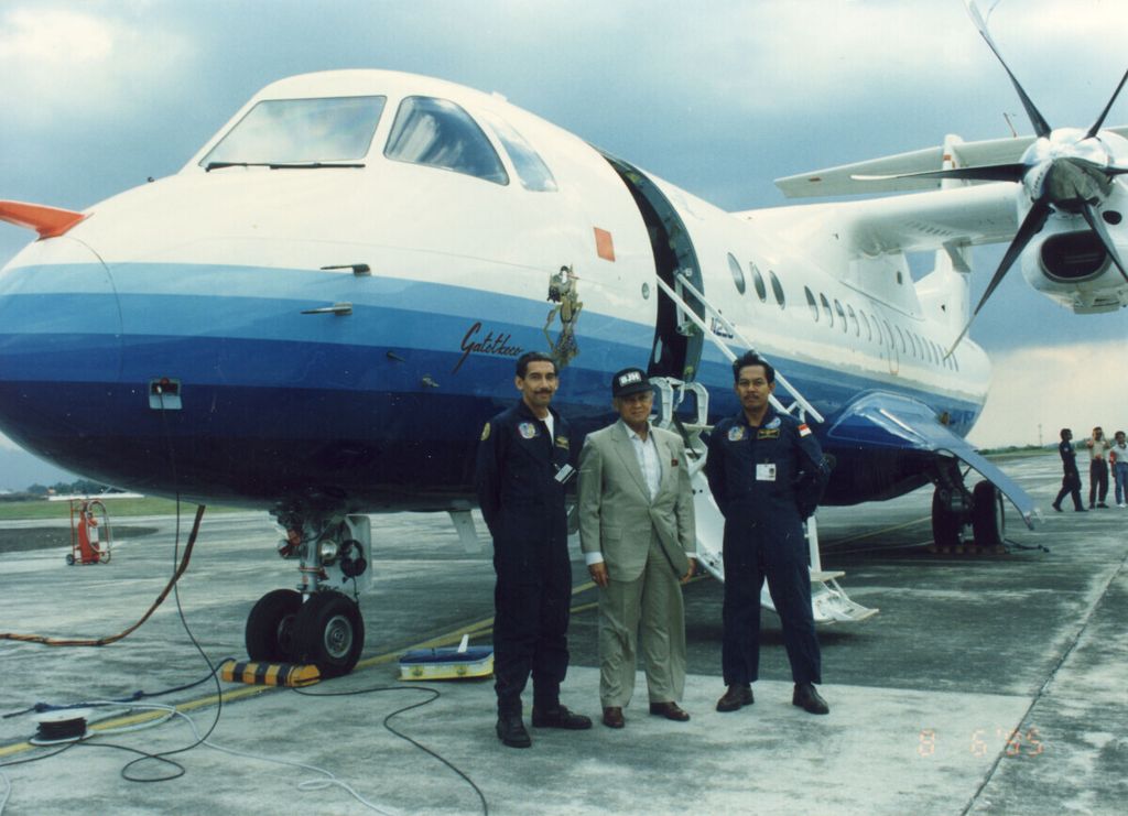 Kedua test-pilot Gatotkoco, Erwin Danuwinata bersama Sumarwoto, mendampingi Menristek Habibie di muka pesawat N-250.