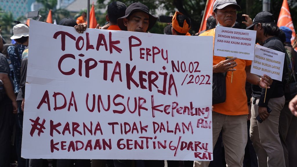 Kader dan simpatisan Partai Buruh aksi unjuk rasa di sekitar Patung Kuda Arjuna Wiwaha, Jakarta Pusat, Sabtu (14/1/2022).