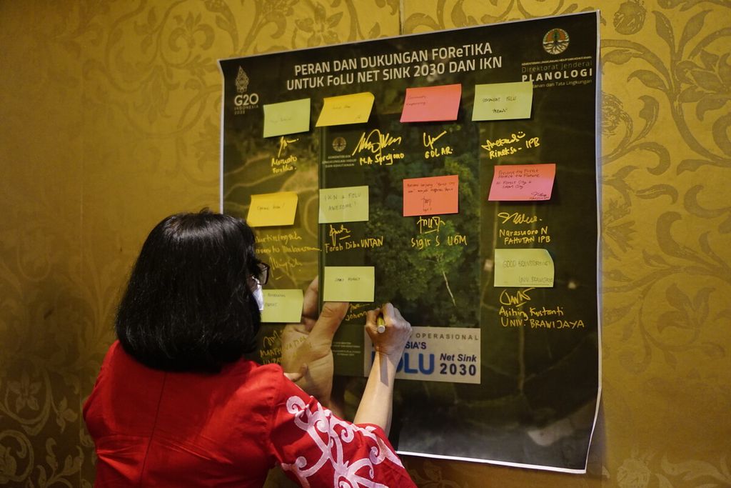 Peserta menyematkan tanda tangan dalam rangkaian dialog bertajuk Mengembalikan Kalimantans Tropical Rain Forest di Kota Balikpapan, Kalimantan Timur, Rabu (23/3/2022). Diskusi yang diselenggarakan KLHK itu juga membahas tantangan menghutankan IKN Nusantara.