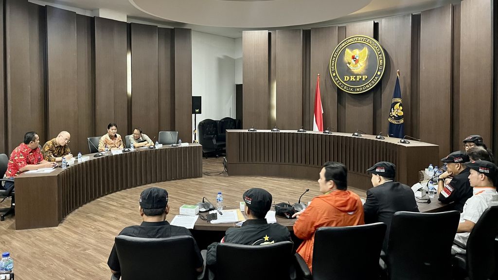 Audience of the leaders of nine political parties that did not qualify as participants in the 2024 Election with the Election Organizer Ethics Council at the DKPP Office, Jakarta, Thursday (22/12/2022).