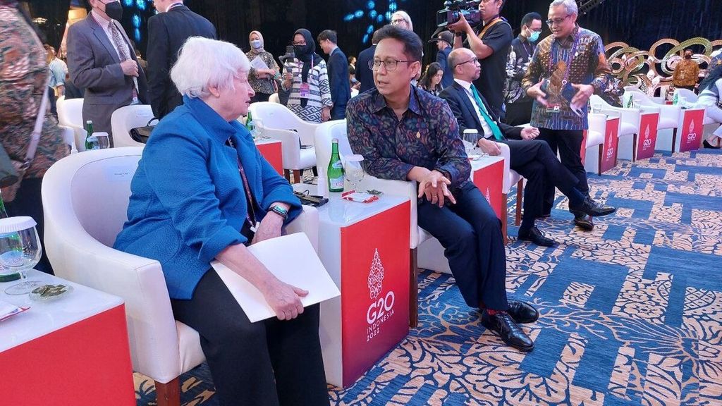 Health Minister Budi Gunadi Sadikin talks with United States Minister of Finance Janet Yellen, ahead of the launch of the Pandemic Fund at Mulia Resort Nusa Dua, Bali, on Sunday (13/11/2022).