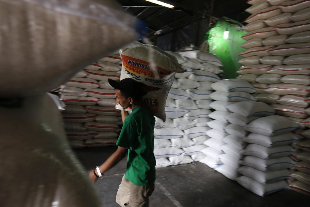Buruh mengangkut beras di Pasar Induk Beras Cipinang, Jakarta Timur, Rabu (22/3/2023). Meski saat ini tengah memasuki musim panen raya pertama, stok beras Bulog per 20 Maret 2023 tinggal 220.000 ton dari jumlah ideal 1,2 juta-1,5 juta ton beras. 