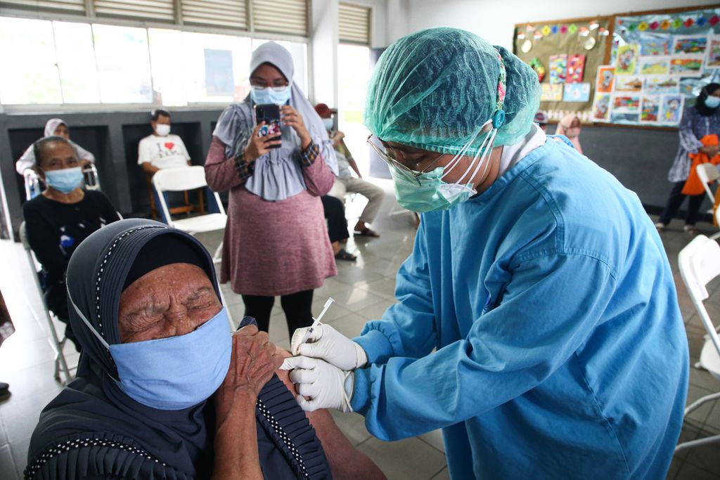 Vaksinator menyuntikkan vaksin Covid-19 dosis pertama ke warga lansia di Sekolah Cinta Kasih Tzu Chi, Cengkareng, Jakarta Barat, Rabu (24/2/2021).