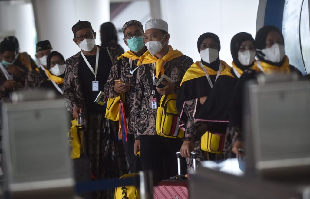 Jamaah umrah antre memeriksakan barang bawaan serta tiket di Terminal 2 Bandara Internasional Juanda Surabaya, Kabupaten Sidoarjo, Jawa Timur, Senin (14/3/2022). Setelah dua tahun terdampak pandemi Covid-19, pada 14 Maret dilakukan pemberangkatan 366 jamaah umrah perdana melalui Bandara Juanda oleh maskapai Lion Air. Penerbangan umrah dijadwalkan berlangsung dua kali dalam seminggu.