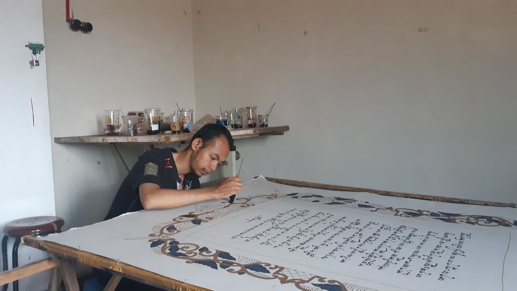 Seorang pembatik difabel tuli tengah mengerjakan kain batik di Batik Toeli Laweyan, Kota Surakarta, Jawa Tengah, Jumat (30/9/2022). Perusahaan batik rumahan tersebut mempekerjakan para difabel tuli. Misi pemberdayaan difabel dikedepankan lewat lini usaha tersebut.