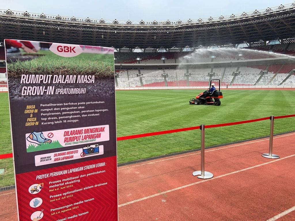 Lapangan Stadion Utama Gelora Bung Karno,Jakarta, masih ditutup untuk publik dikarenakan sedang dalam proses perbaikan. Seorang pekerja menaiki mesin pemotong rumput dalam rangka perawatan lapangan yang masuk dalam masa pratumbuh rumput, Rabu (28/9/2022)