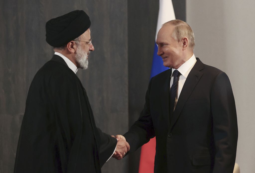 Presiden Rusia Vladimir Putin (kanan) dan Presiden Iran Ebrahim Raisi bertemu di sela KTT SCO, 15-16 September 2022, di Samarkand, Uzbekistan. 