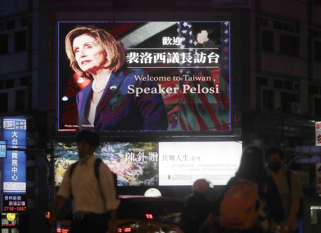 Sambutan kepada Ketua DPR Amerika Serikat Nancy Pelosi dipasang di Taipei, Taiwan, pada Selasa (2/8/2022). Pelosi tiba di Taiwan pada Selasa dan meninggalkan negara itu pada Rabu. Sejumlah pihak di dalam dan luar AS menyebut Pelosi memicu krisis yang tidak perlu lewat lawatan tersebut. 