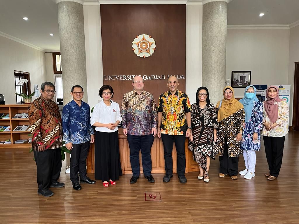 Duta Besar Irlandia untuk Indonesia Padraig Francis (keempat dari kiri) berkunjung ke Universitas Gadjah Mada di Yogyakarta pada hari Selasa (1/11/2022). Mereka membahas kemungkinan dibukanya program studi Irlandia di UGM.
