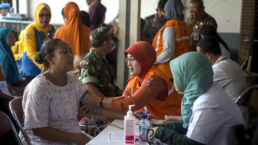 Petugas medis dari Rumah Sakit Umum Daerah Dr Moewardi memberikan layanan pengobatan gratis dan penyuluhan tentang penyakit stroke bagi warga di Kampung Mondokan, Jebres, Solo, Jawa Tengah, Selasa (30/10/2018). 