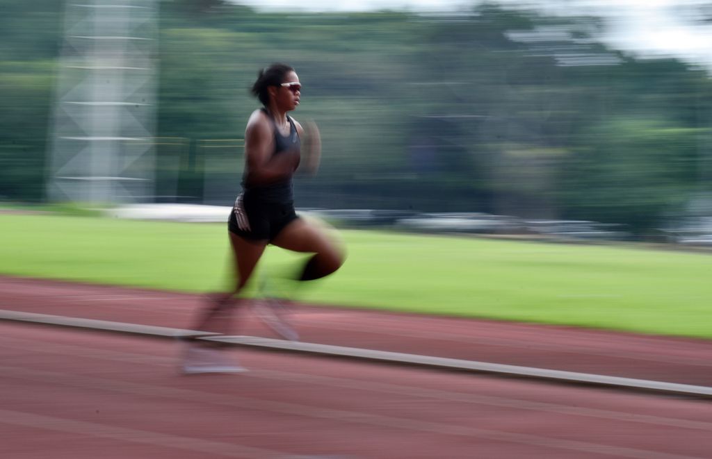 Pelari gawang 100 meter putri potensial Dina Aulia menjalani sesi latihan terakhir di pelatnas PB PASI di Stadion Madya Senayan, Jakarta, Jumat (22/4/2022). 
