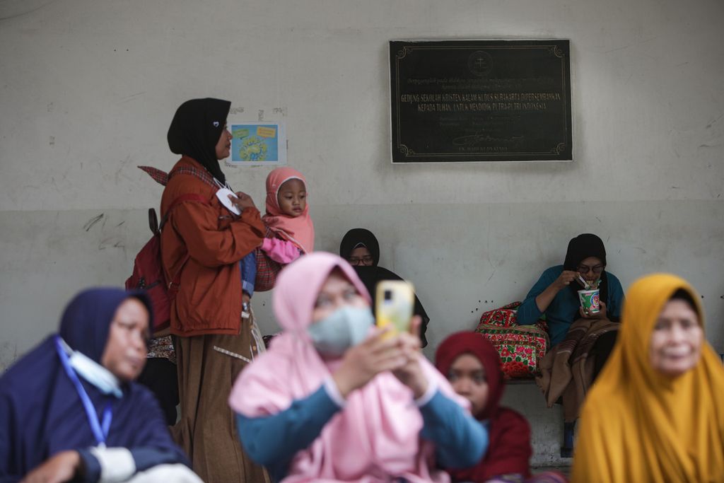 Penggembira duduk santai di SD Kristen Kalam Kudus Agape, Surakarta, seusai mengikuti pembukaan Muktamar 48 Muhammadiyah dan Aisyiyah, Sabtu (19/11/2022). Sekolah ini menjadi tempat menginap dan transit penggembira muktamar dari berbagai daerah di Indonesia. 