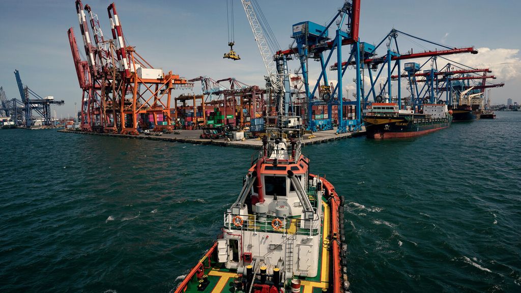 Salah satu sisi aktivitas bongkar muat peti kemas di Pelabuhan Tanjung Priok, Jakarta Utara, Kamis (23/9/2021).Kapal siap bersandar di dermaga.  