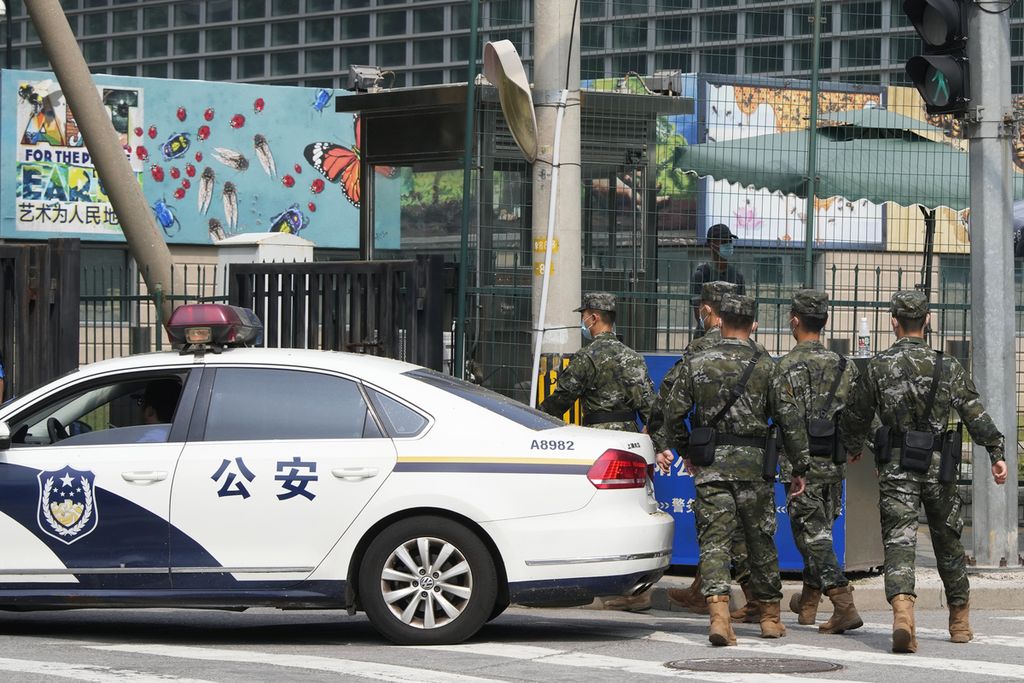 Personel militer China berjalan melewati kantor Kedutaan Besar AS di Beijing, China, Rabu (3/8/2022).