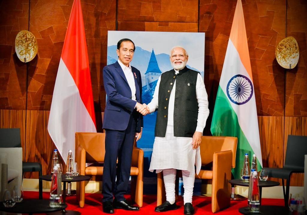 Presiden Joko Widodo dan Perdana Menteri India Narendra Modi melangsungkan pertemuan bilateral di sela-sela KTT G7 di Elmau, Jerman, Senin (27/6/2022). Penguatan kerja sama di sektor pangan dibahas dalam pertemuan ini.