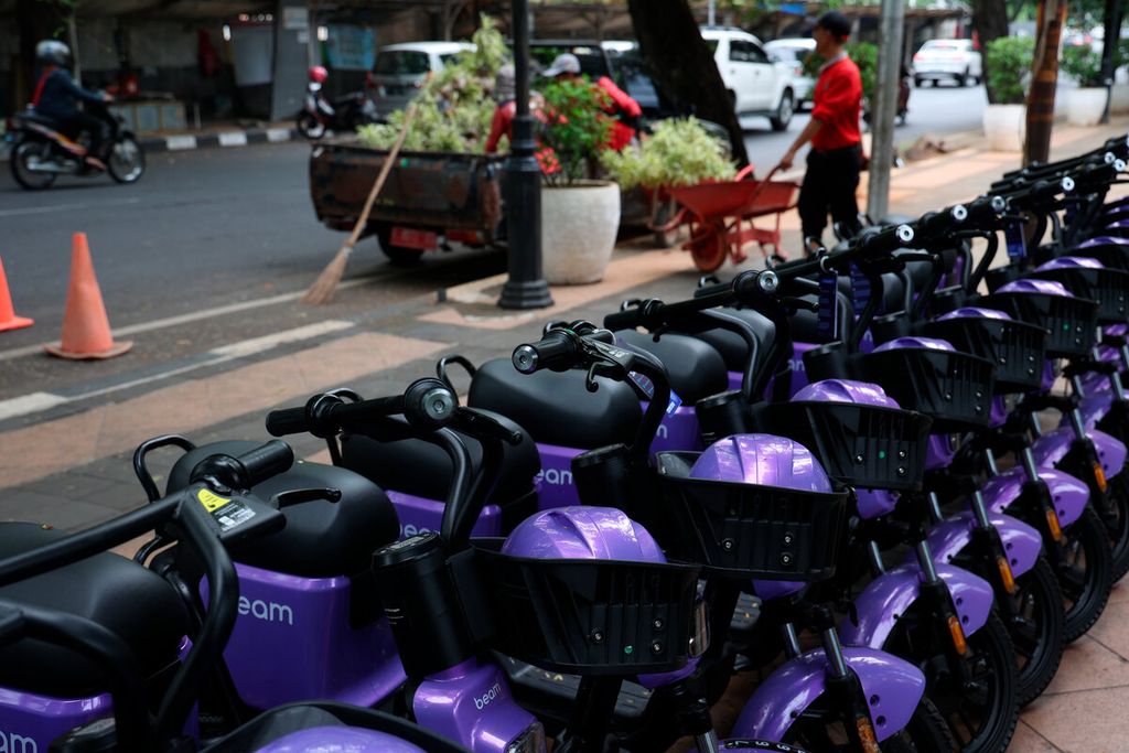 Sepeda listrik dalam beberapa waktu ini melengkapi fasilitas pada sejumlah ruang publik di Kota Semarang, Jawa Tengah, Selasa (4/10/2022). Tren kendaraan listrik ini tumbuh seiring dengan kebutuhan transportasi yang ramah lingkungan dan hemat energi. 
