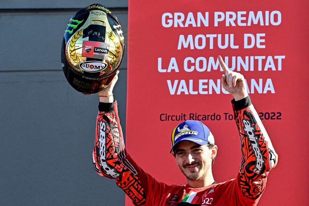 Pebalap tim Ducati Francesco Bagnaia merayakan keberhasilannya menjuarai MotoGP usai seri terakhir dalam MotoGP seri Valencia di Sirkuit Ricardo Tormo, Cheste, dekat Valencia, Spanyol, Minggu (6/11/2022). Pengujian protipe Ducati untuk MotoGP musim 2023 di Sirkuit Valencia, Selasa (8/11/2022) berjalan mulus.
