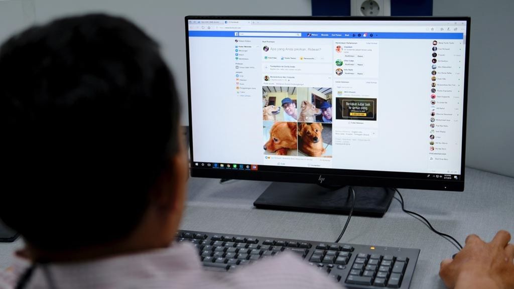 Warga mengakses laman media sosial Facebook di Jakarta, Rabu (7/8/2019).