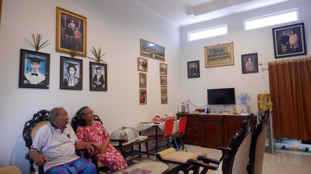 Ignasius Sutrisno (77) dan istrinya, MG Sri Indarti (67), berbincang di tempat tinggalnya di Wisma Lansia Harapan Asri, Banyumanik, Kota Semarang, Jawa Tengah, Jumat (9/8/2019). Wisma lansia tersebut dihuni 68 orang yang berasal dari Semarang dan sekitarnya ataupun luar kota, seperti Jakarta, Surabaya, dan Palembang.