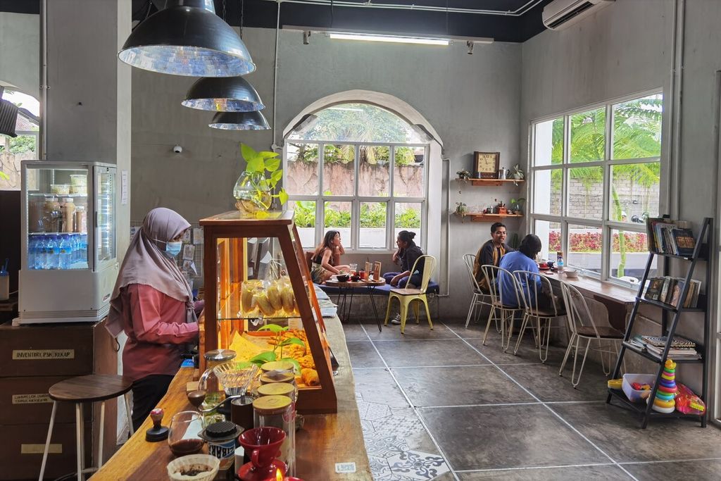 Suasana di Acibara Coffee di kawasan Jalan Jenderal Sudirman, Rembiga, Kota Mataram, Nusa Tenggara Barat, Kamis (20/10/2022).