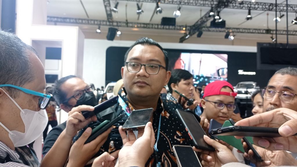 Donny Saputra, 4W Marketing Director PT Suzuki Indomobil Sales, menjawab pertanyaan wartawan saat pameran Gaikindo Jakarta Auto Week 2023 di Jakarta Convention Center, Senayan, Jumat (10/3/2023).