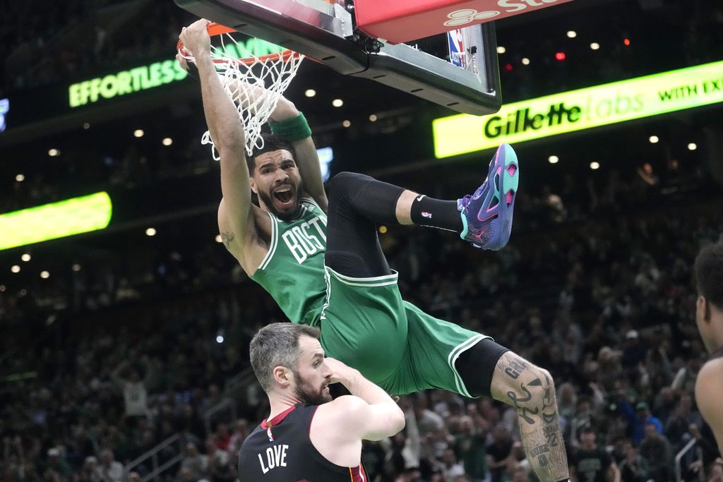 Bintang Boston Celtics, Jayson Tatum, <i>melakukan dunk</i> ke keranjang Miami Heat pada gim kelima final Wilayah Timur NBA di TD Garden, Boston, Amerika Serikat, Jumat (26/5/2023) waktu Indonesia. Celtics menang, 110-97.