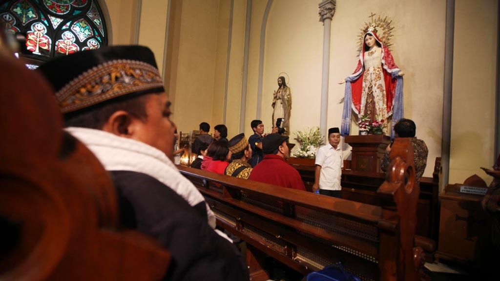 Umat lintas agama berkeliling ke dalam Gereja Katedral, Jakarta, saat kumpul menjelang buka bersama lintas agama dengan tema Menguatkan Toleransi, Persaudaraan, dan Solidaritas Kemanusiaan, Jumat (1/6/2018). Berkumpulnya umat lintas agama di saat Hari Lahir Pancasila ini menjadi salah satu bentuk nyata kuatnya kebersamaan lintas iman yang penting menguatkan persatuan dan kesatuan bangsa.