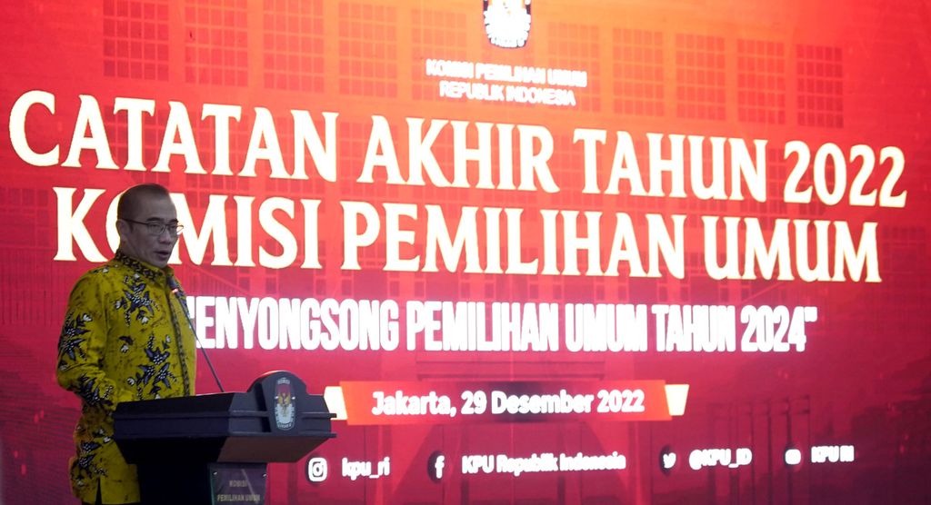 Ketua Komisi Pemilihan Umum Hasyim Asyari ketika menyampaikan pidatonya dalam acara Catatan Akhir Tahun 2022 KPU, Menyongsong Pemilu Tahun 2024, di Gedung Komisi Pemilihan Umum, Jakarta, Kamis (29/12/2022).
