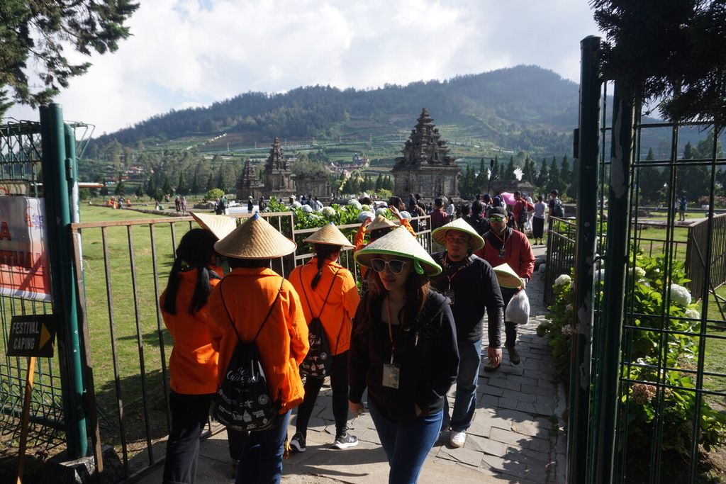 Para wisatawan berkunjung ke kompleks Candi Arjuna saat Dieng Culture Festival 2022 yang digelar di Dataran Tinggi Dieng, Kabupaten Banjarnegara, Jawa Tengah, Jumat (2/9/2022).