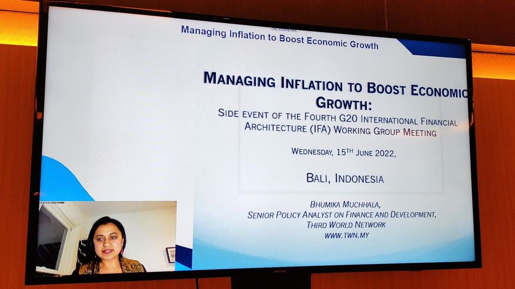 Senior Policy Analyst on Finance and Development Third World Network (TWN) Bhumika Muchhala memberikan pemaparannya secara daring dalam seminar bertajuk Managing Inflation to Boost Economic Growth”, yang diselenggarakan Indef di Nusa Dua, Badung, Bali, Rabu (15/6/2022).