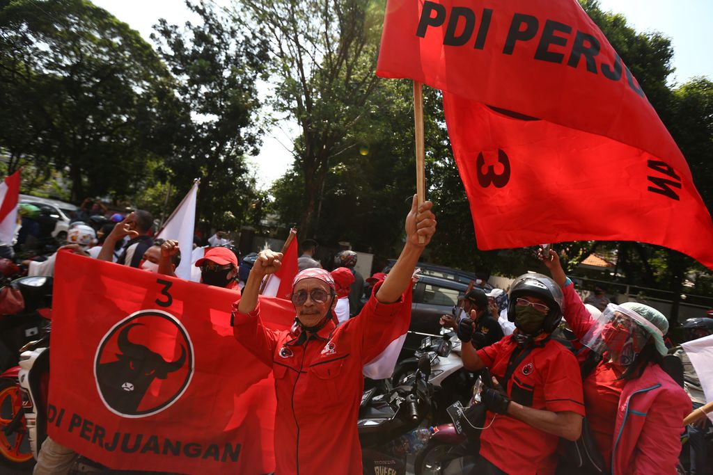 Massa yang tergabung dalam Gerakan Jaga Indonesia beraksi damai dan melakukan tabur bunga memperingati peristiwa 27 Juli 1996 di depan Kantor DPP PDI Perjuangan di Jalan Pangeran Diponegoro, Menteng, Jakarta Pusat, Senin (27/7/2020). Aksi tersebut untuk mengenang peristiwa berdarah kerusuhan 27 Juli 1996 yang berawal dari konflik internal Partai Demokrasi Perjuangan (PDI). 