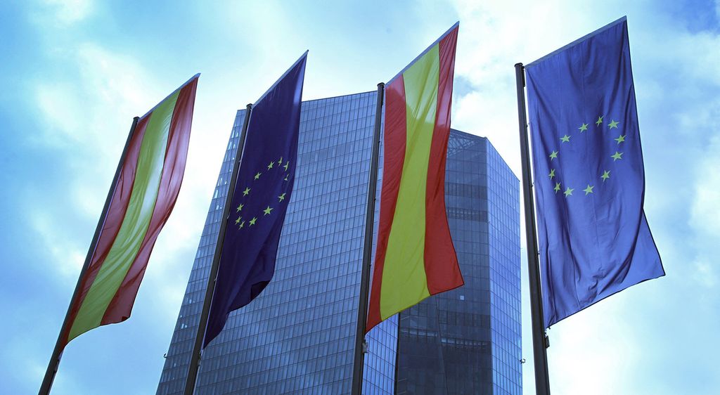 Bendera Uni Eropa dan Spanyol berkibar di depan markas pusat Bank Sentral Eropa (ECB) di Frankfurt, Jerman, 19 Oktober 2022. 