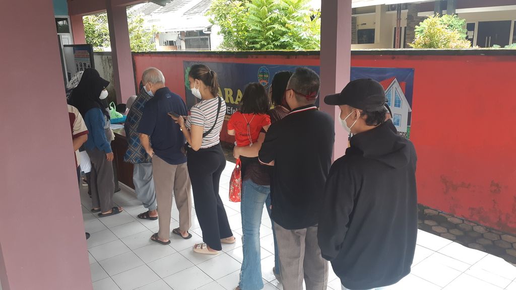 Warga mengantre untuk mendaftar program vaksinasi penguat di Balai Desa Karangrau, Kecamatan Sokaraja, Kabupaten Banyumas, Jawa Tengah, Kamis (2/2/2023).