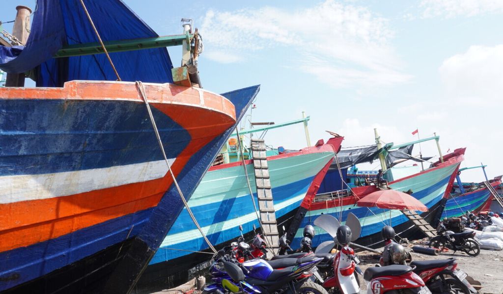 Kapal-kapal berukuran di atas 100 gros ton sedang diparkir di Pelabuhan Perikanan Pantai Tegalsari, Kecamatan Tegal Barat, Kota Tegal, Jateng, Minggu (19/1/2020). Kapal tersebut akan diikutkan dalam proses tes identifikasi kapal untuk ikut dalam program mobilisasi nelayan ke Natuna.